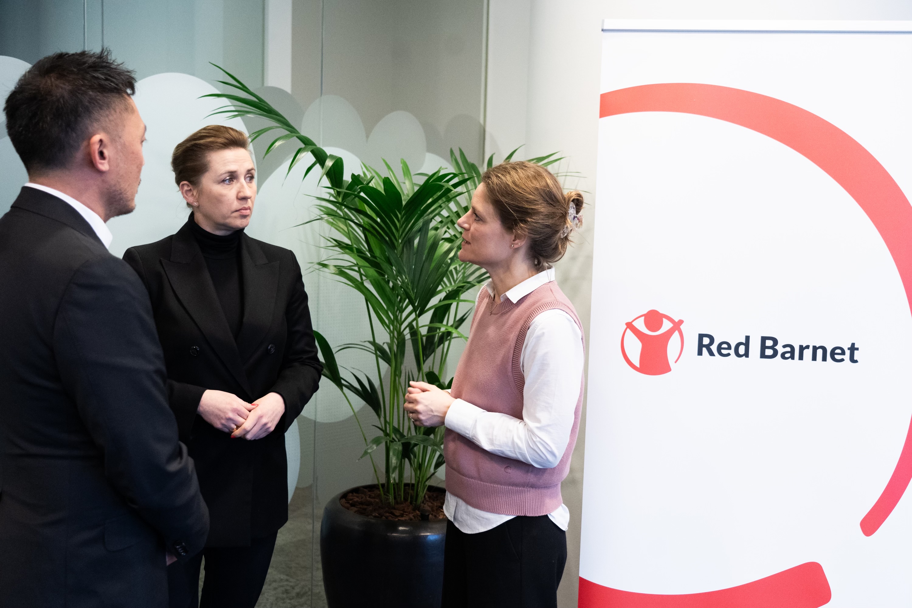 Statsminister Mette Frederiksen sidder til møde med Jason Lee, Direktør for Internationalt Red Barnets arbejde i de besatte palæstinensiske områder og Johanne Schmidt-Nielsen, Generalsekretær for Red Barnet Danmark