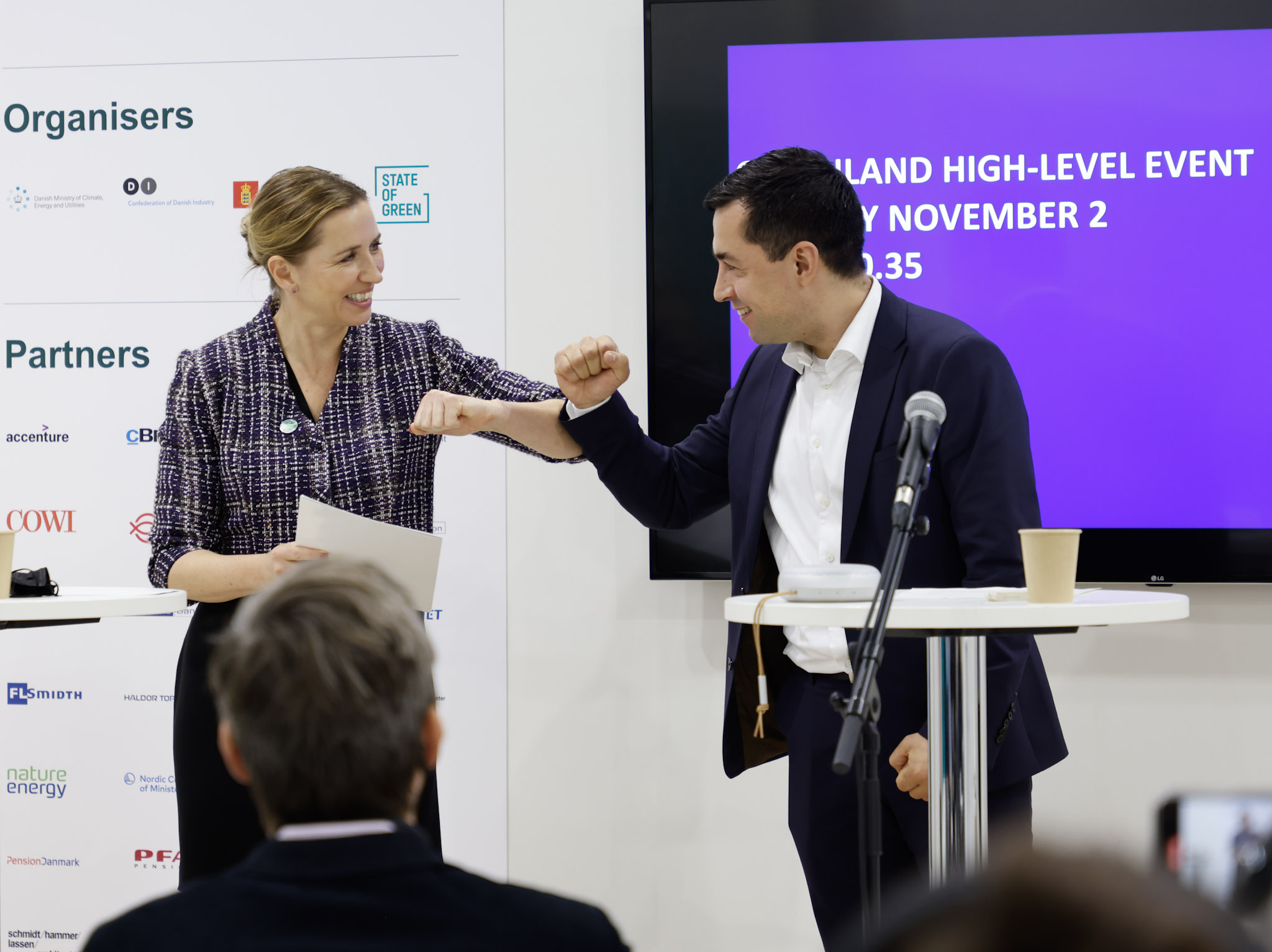 Statsminister Mette Frederiksen og formand for Naalakkersuisut Múte Bourup Egede efter fremlæggelse af Grønlands anmodning om ophævelse af territorialt forbehold for Paris-aftalen.