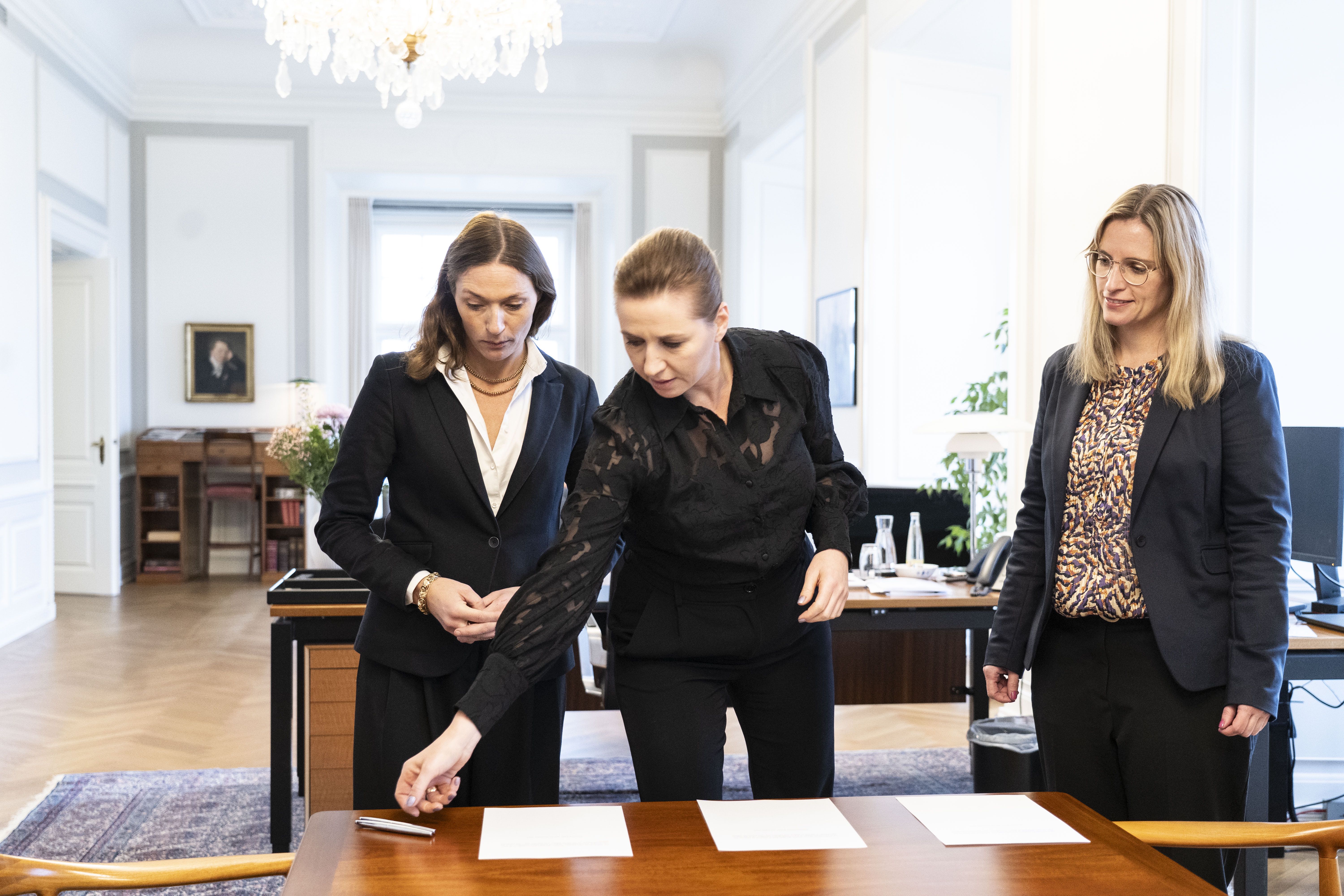 Statsminister Mette Frederiksen sammen med økonomiminister Stephanie Lose og digitaliserings og ligestillingsminister Mia Wagner