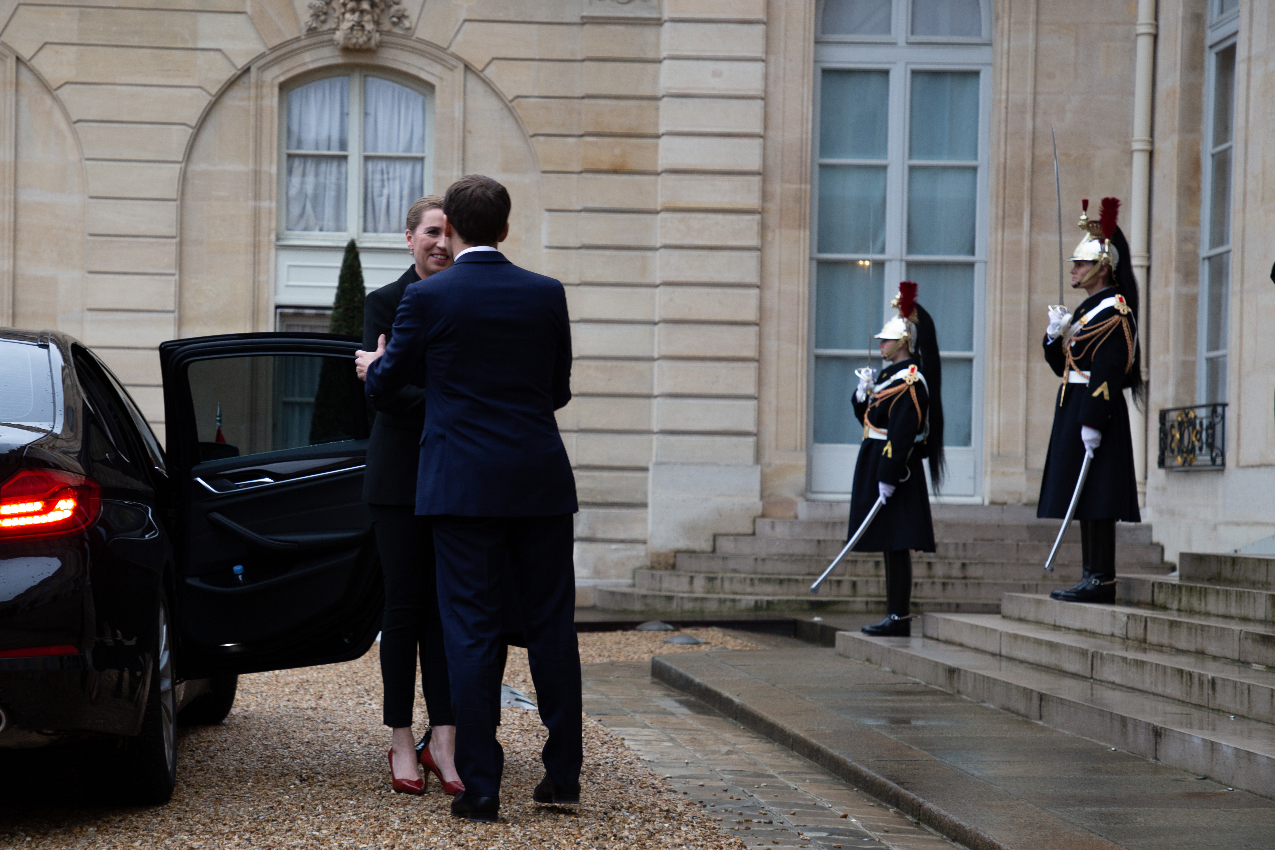 Mette Frederiksen og Emmanuel Macron foran Élyséepalæet