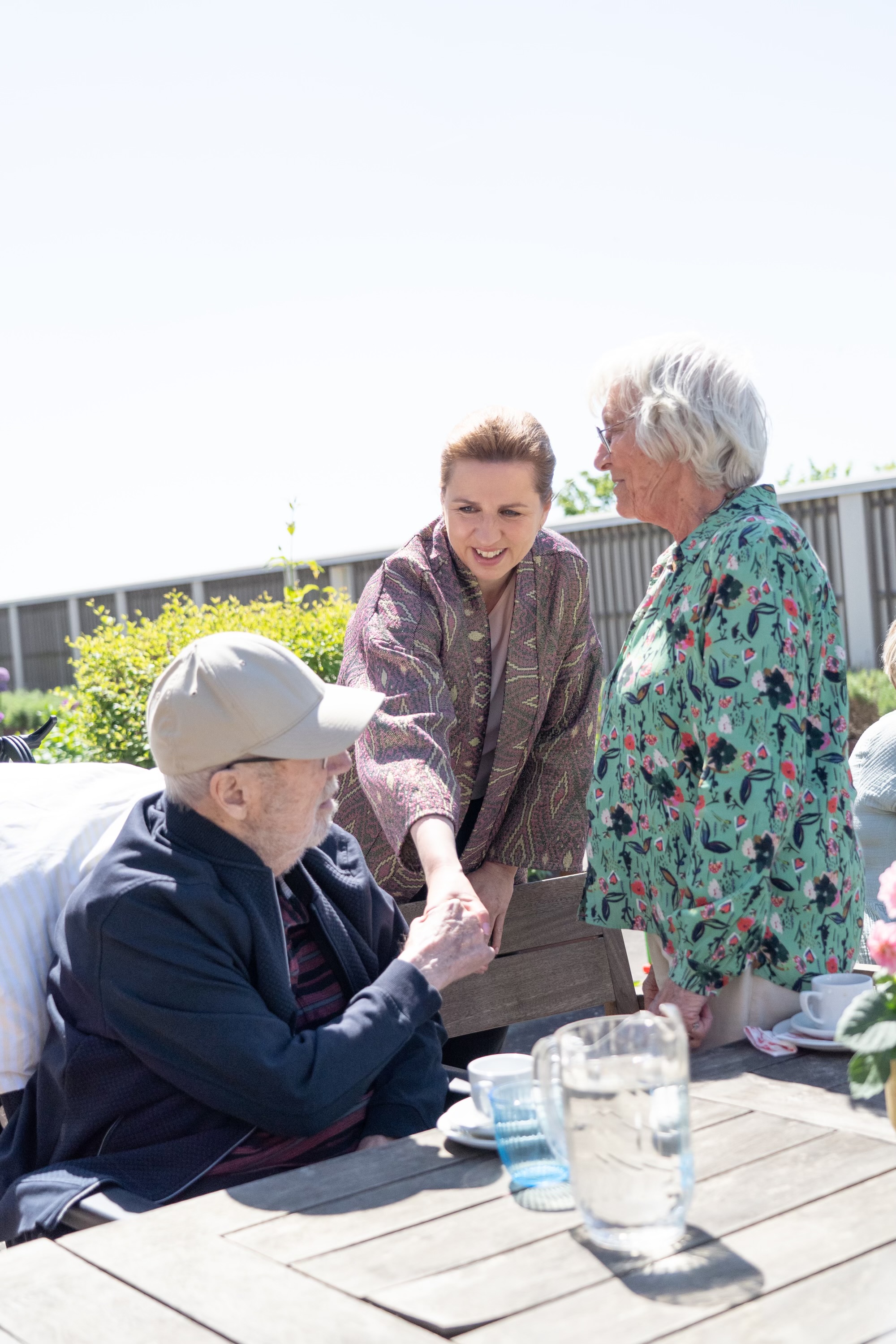Statsminister Mette Frederiksen hilser på beboere på Albertshøj plejecenter