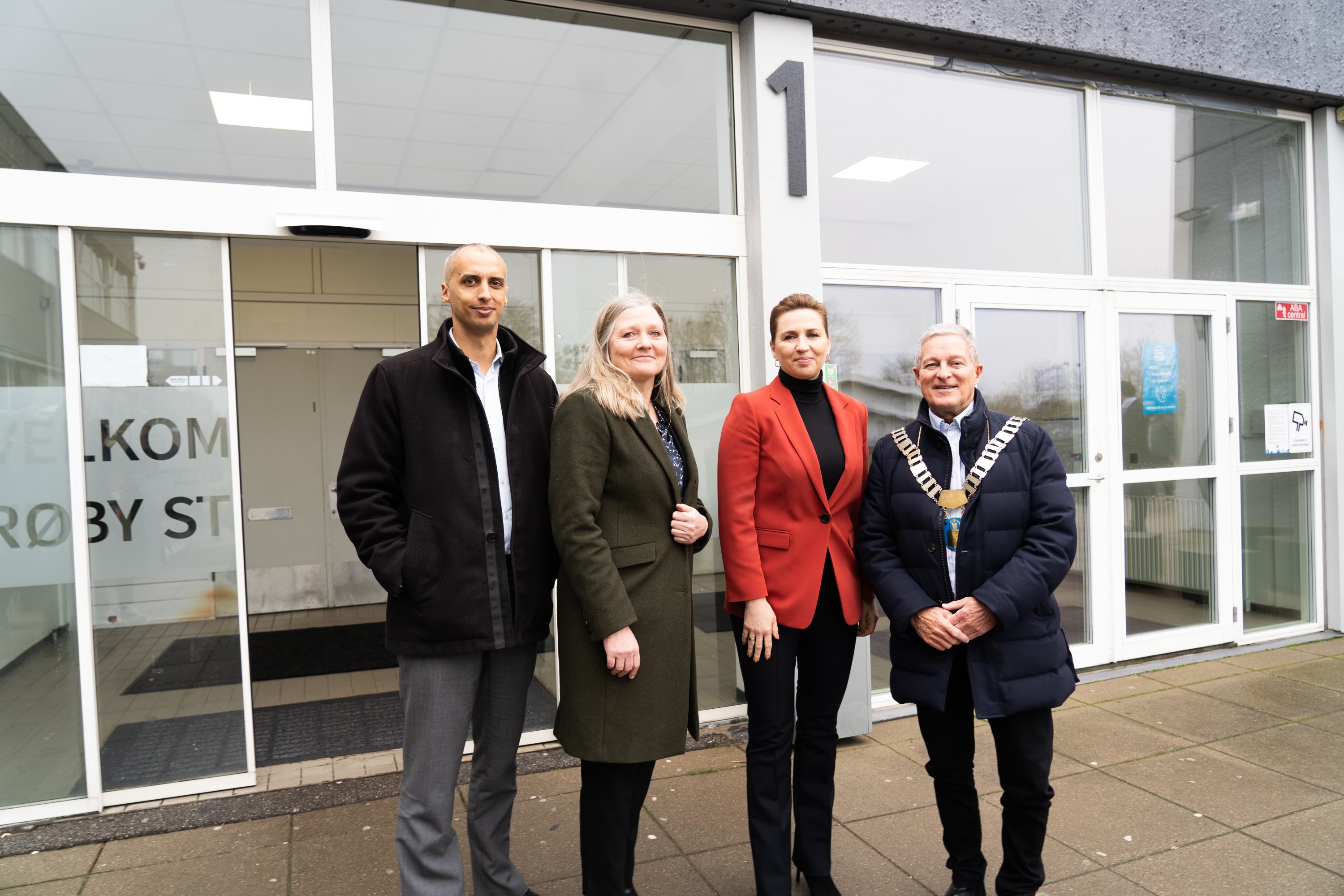 Statsminister Mette Frederiksen, børne- og undervisningsminister Mattias Tesfaye og borgmester i Brøndby Kommune Kent Max Magelund