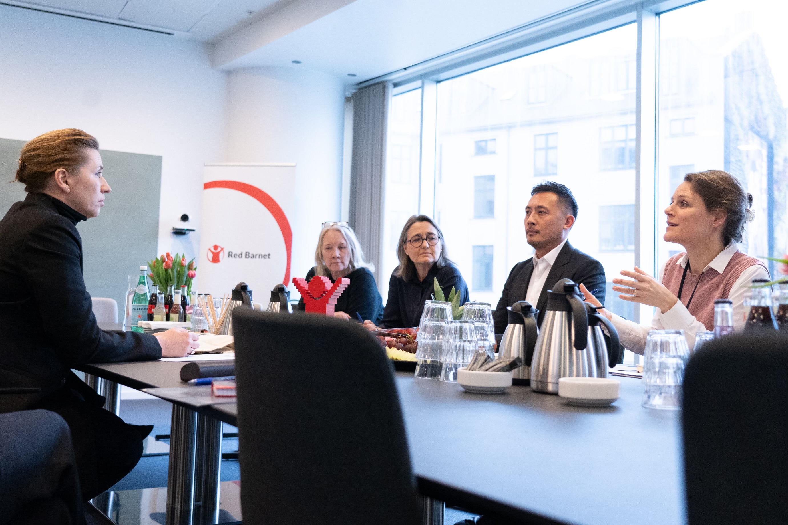 Statsminister Mette Frederiksen sidder til møde med Jason Lee, Direktør for Internationalt Red Barnets arbejde i de besatte  palæstinensiske områder og Johanne Schmidt-Nielsen, Generalsekretær for Red Barnet Danmark