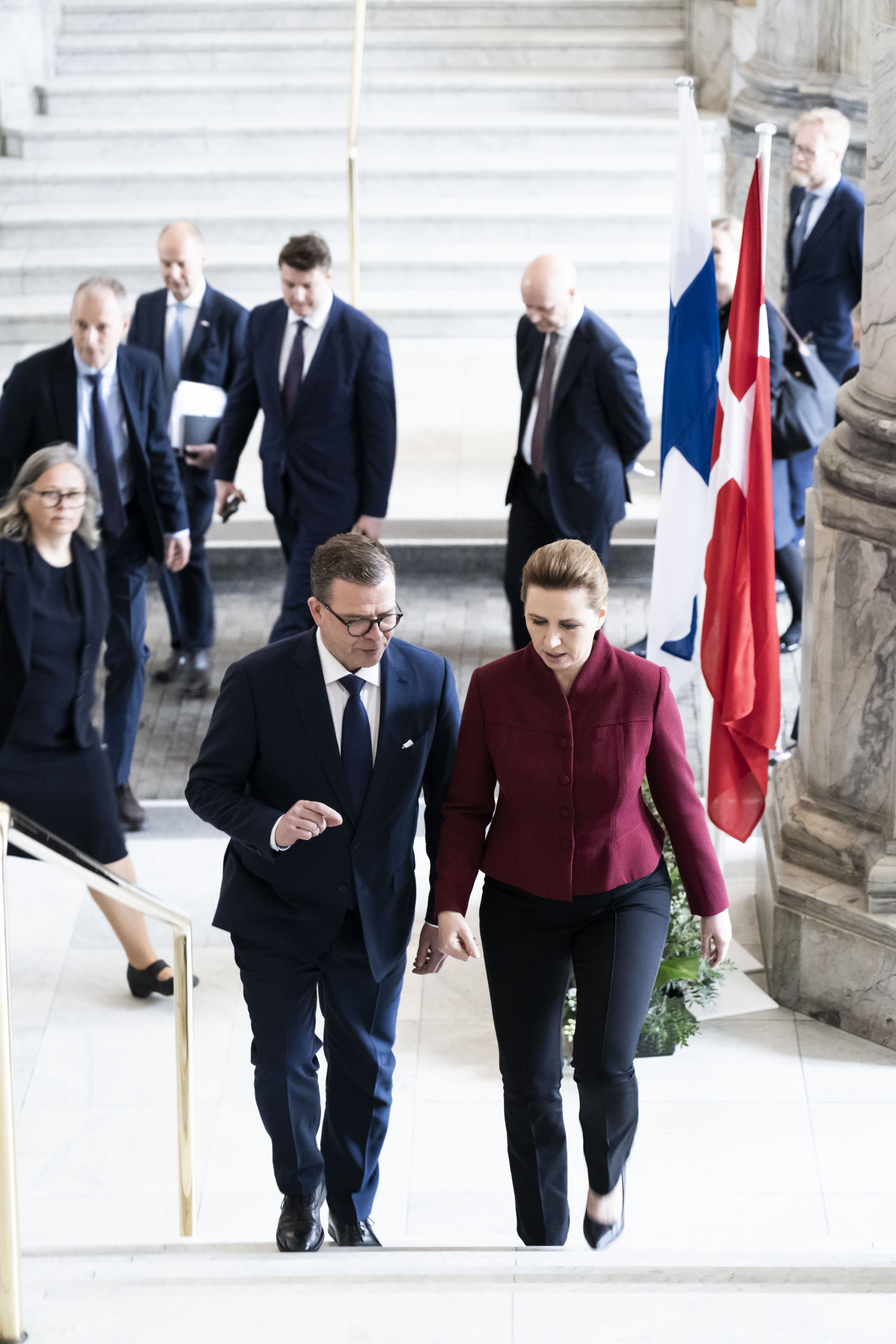 Statsminister Mette Frederiksen på vej op ad trappen med den finske statsminister Petteri Orpo