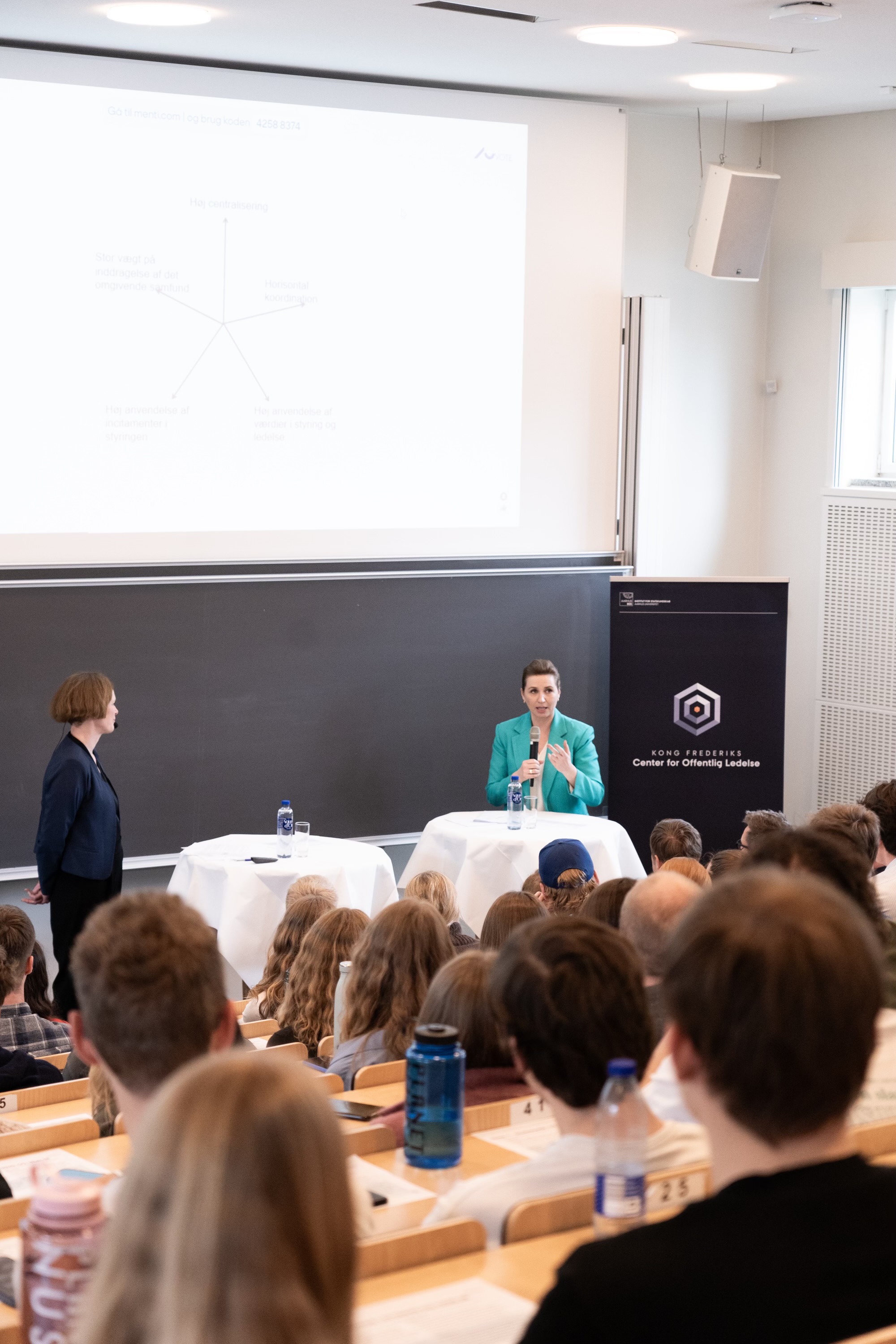Statsminister Mette Frederiksen taler til debatarrangement på Århus Universitet. I forgrunden sidder studerende