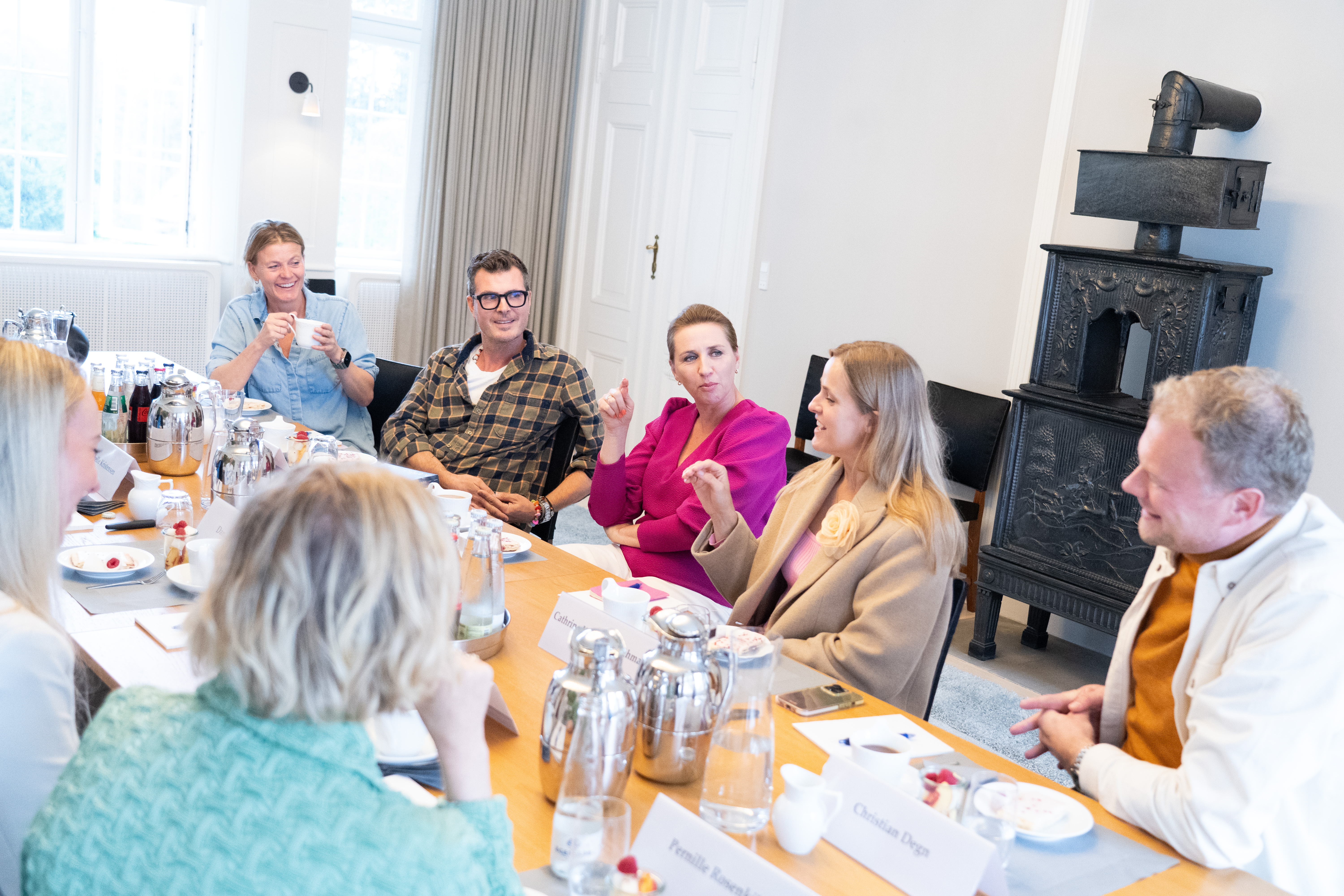 Statsminister Mette Frederiksen, Pelle Hvenegaard, Caroline Hvenegaard, Cathrine Wichmand og Christian Degn til kaffemøde 