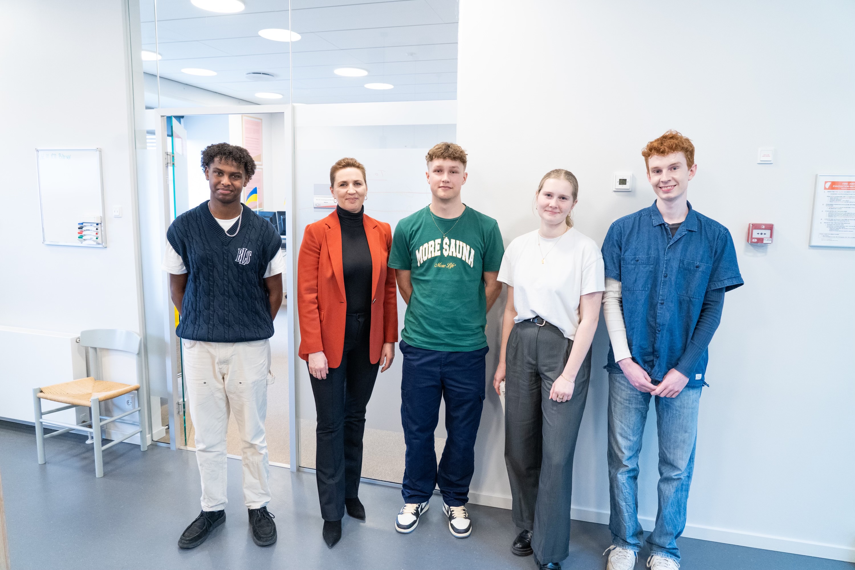 Statsminister Mette Frederiksen sammen med elever fra Nyborg Gymnasium