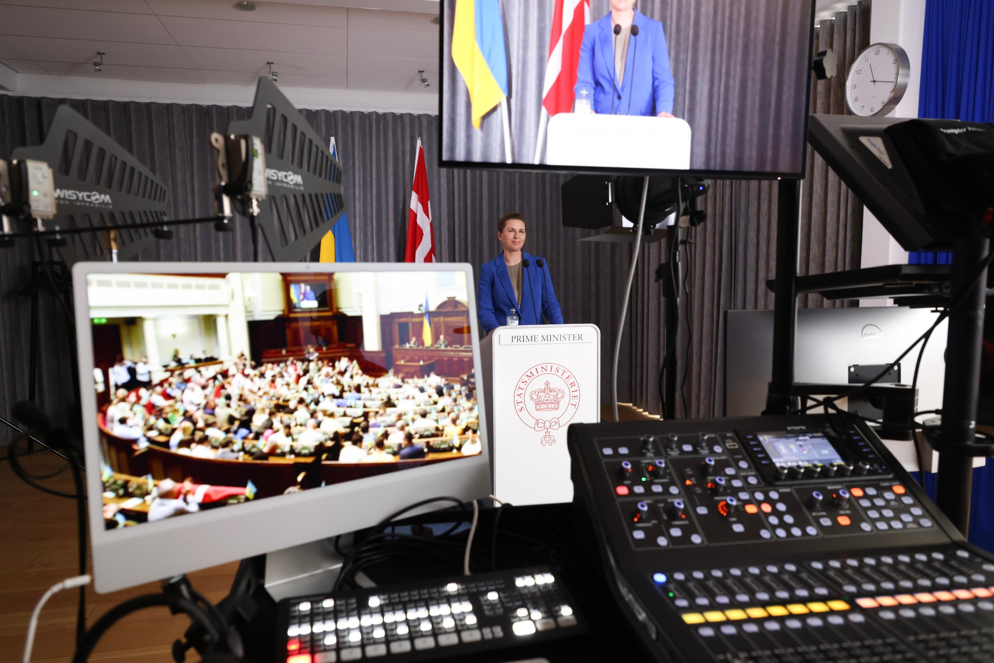 Statsministeren Mette Frederiksen taler via videolink til det ukrainske parlament.