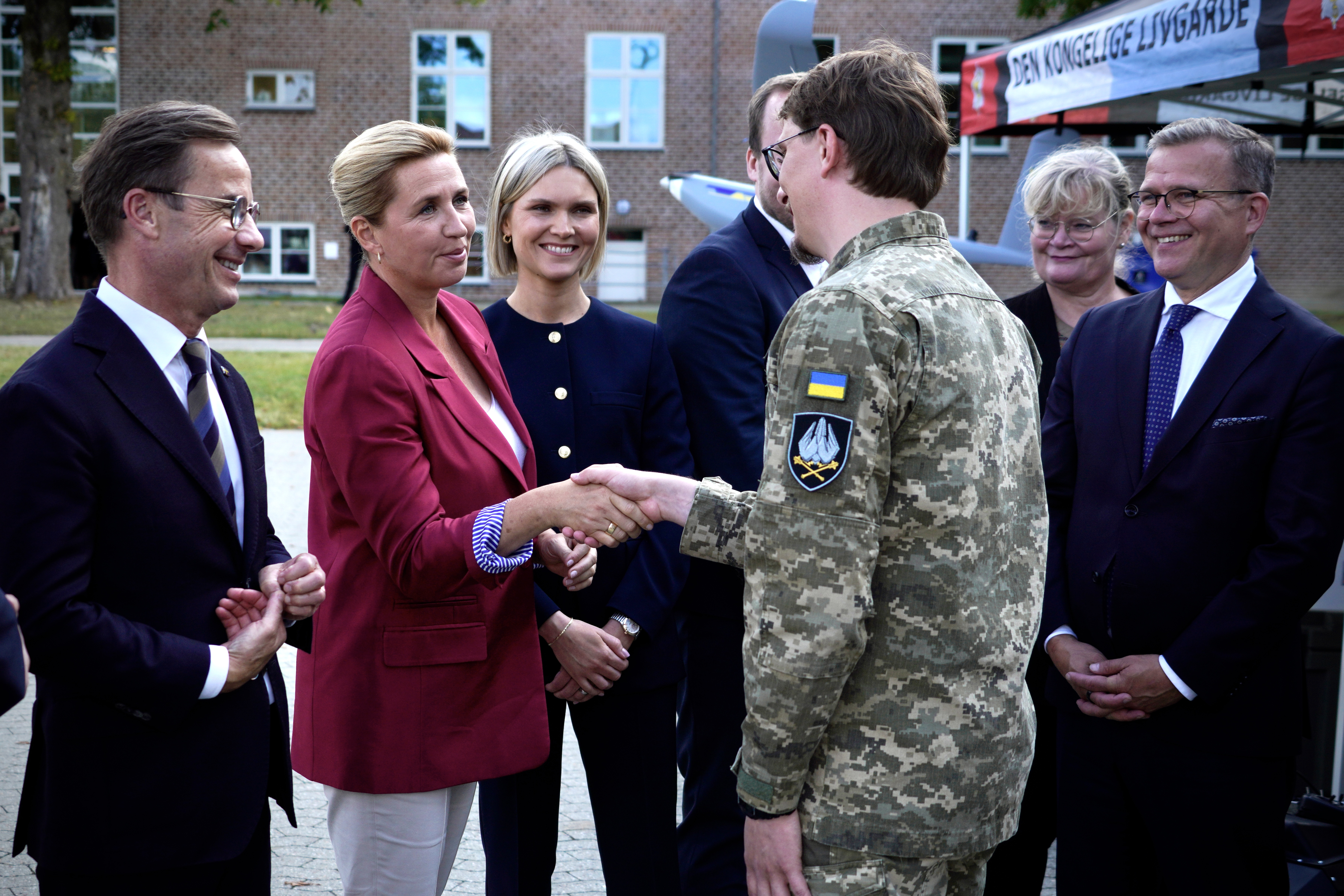 Statsministeren hilser på ukrainsk soldat.