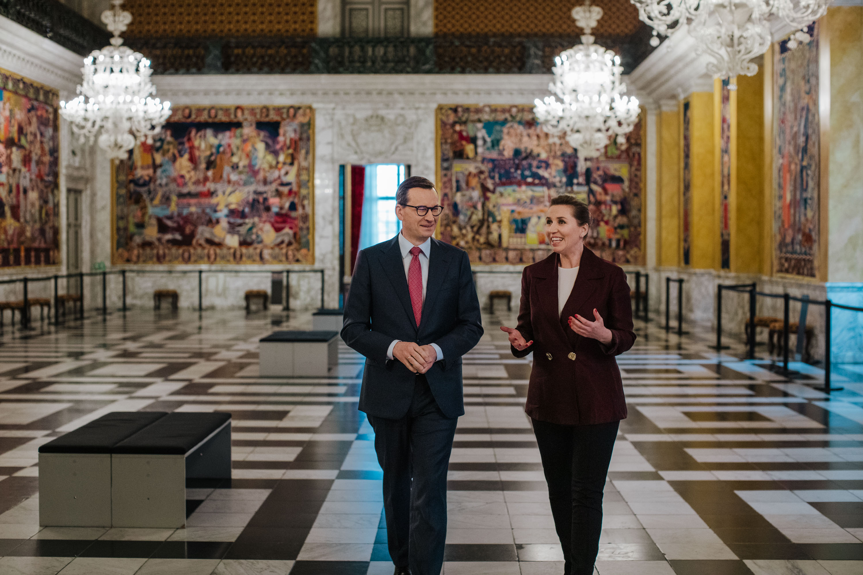 Statsminister Mette Frederiksen viser Polens premierminister Mateusz Morawiecki rundt i de Kongelige Repræsentationslokaler