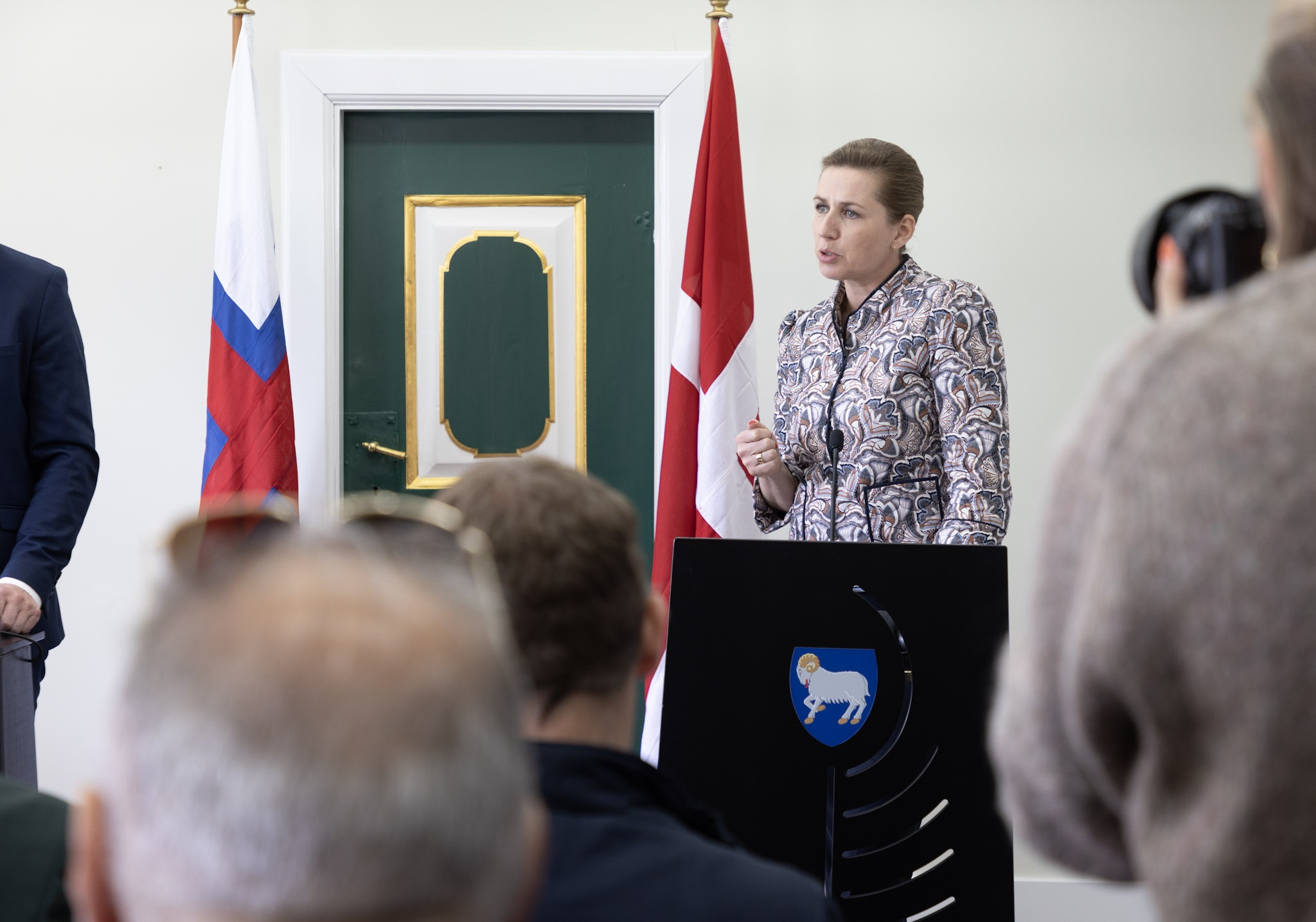 Statsminister Mette Frederiksen ved pressemøde i Tinganes.